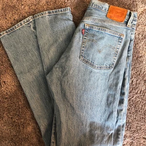 Levis jeans - Använda fåtal gånger så väldigt bra skick, står ingen storlek i men passar storlek S-M, jag är 166cm så ni ser längden på bilden. FRI FRAKT🤍