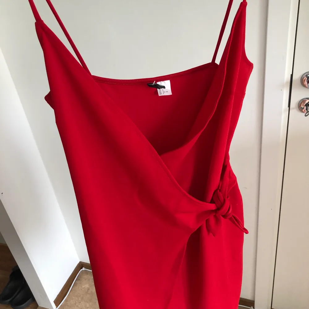 Röd klänning med knyte på framsidan från HM! Storlek 38, använd ca 2 gånger! 60kr . Klänningar.