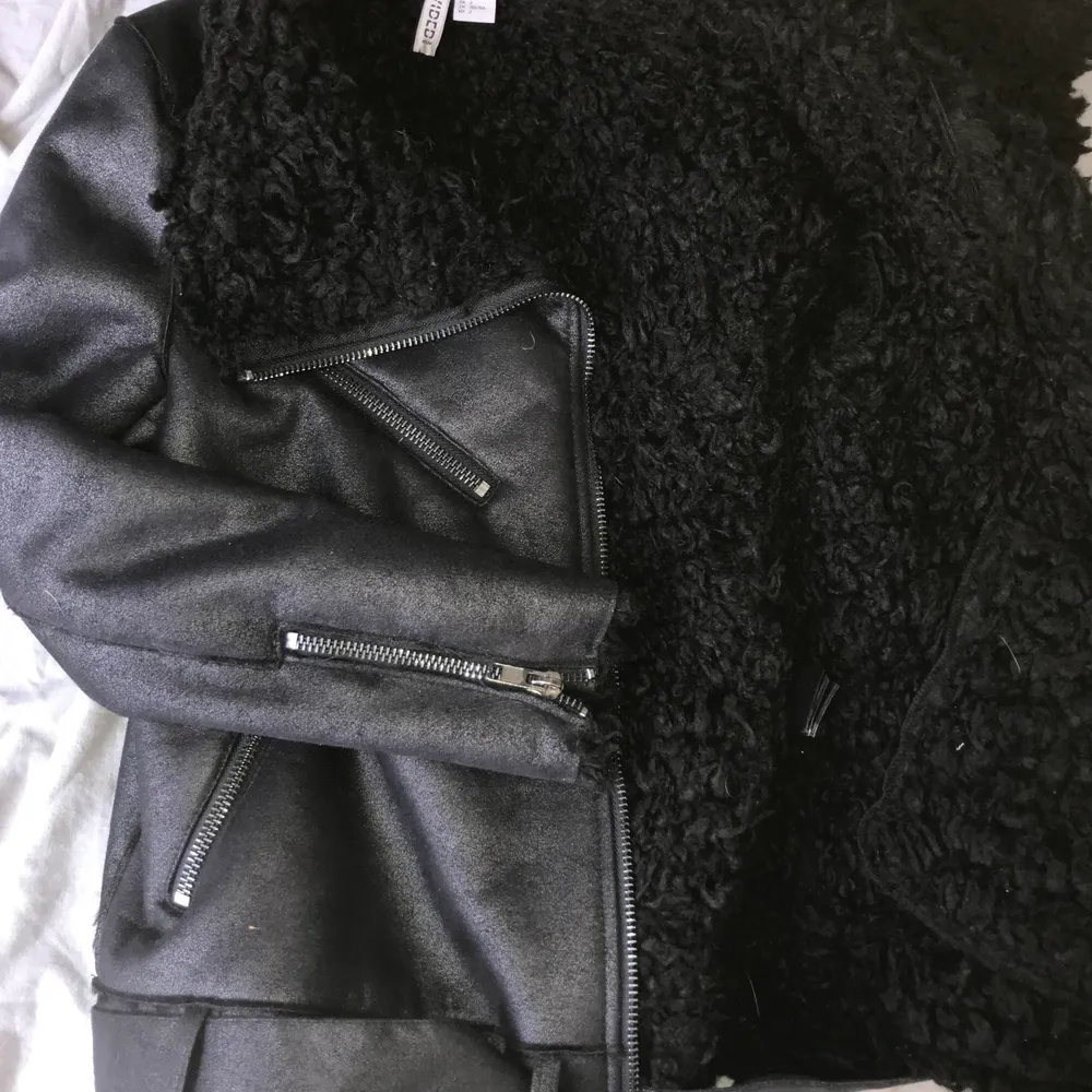 Oversized fluffig bikerjacka från H&M. Använd 1 gång, aå i nyskick. Riktigt varm och skön. Bra kvalité. Nypris ca 700kr. Jag är 165cm 🌟. Jackor.