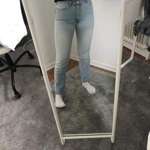 Ljusblå jeans från bikbok i storlek S. Köptes för längesedan, men inga större tecken på det förutom de som visas på bilderna. Skriv om ni har några frågor🥰 
