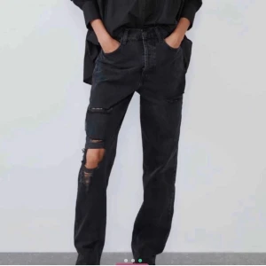 Svarta Zara byxor! - Sjukt snygga svarta Zara jeans använt ca 3 gånger, säljer dem för kommer inte till användning. Fraktar gärna eller möts upp i Stockholm.<33