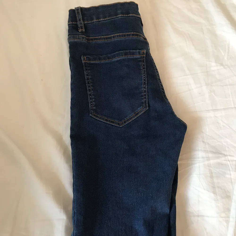 Ett par väldigt sköna fina mörkblåa jeans. Använda en gång men kommer inte användas pågrund av dom är försmå. . Jeans & Byxor.