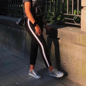 Kostymbyxor med vit rand - Säljer dessa kostymbyxor med en vit rand från Zara