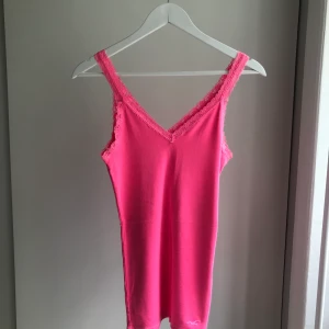 Rosa linne - Oanvänt rosa linne med spets. Storlek M men passar främst S