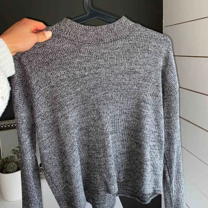  - Ganska tunn långärmad tröja från Hm. Svart/grå och väldigt skön. Några år gammal men bra skick!