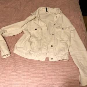 Vit jeansjacka - Säljer mina vita jeansjacka ,i bra skick för att ha använt ett par gånger,passar även mig som brukar ha S-M (frakt tillkommer)skriv privat vid intresse