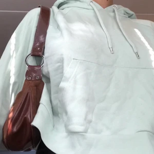 Pastellgrön hoodie  - En bekväm oversized hoodie från monki - perfekt att slänga på sig en sommarkväll. Bra skick men lite raspig på ena snörets metallbit, annars är den i mycket gott skick.