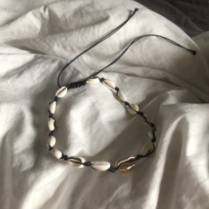 Snäckhalsband - Fint snäckhalsband som är helt oanvänt!! Justerbart band så passar alla (se bild 2). Budgivning om många är intresserade!💖