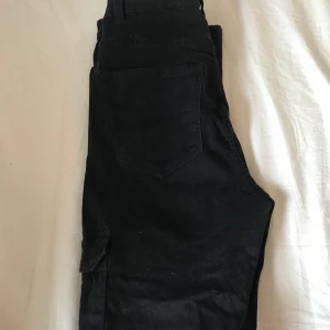 Ett par svarta Jens aktiga byxor  - Ett bad byxor som är jeans liknade och två gånger i bra skick. 