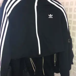 Säljer nu min adidas kosta som är typ som en  Mac tröja den är kort pga av fel köp trodde den var som en vanlig kofta men den passar ej min stil hör av er vid intresse!!