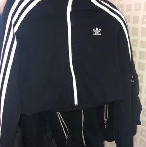 Adidas kofta magtröja - Säljer nu min adidas kosta som är typ som en  Mac tröja den är kort pga av fel köp trodde den var som en vanlig kofta men den passar ej min stil hör av er vid intresse!!
