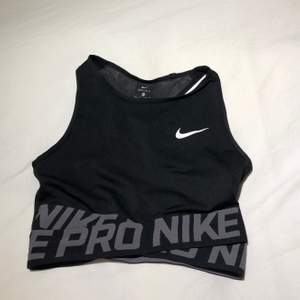 Helt oanvänd träningstopp från Nike. Frakten ingår ej i priset, finns möjlighet att mötas upp någonstans i Stockholm