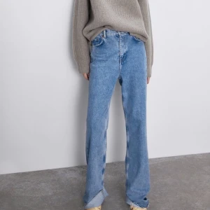 Jeans zara - Så snygga och trendiga jeans från zara. Strl 34 men passar även 36. Dom är avklippta så dom passar mig som är 172 men väldigt långa så passar nog även nån som är några cm längre. Sparsamt använda! Tror dom är slutsålda på hemsidan