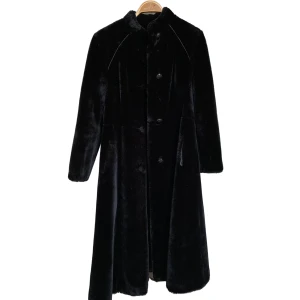 Lång Faux-Fur kappa - Den här kappan är så snygg, den går långt ner och värmer. Kappan är köpt i Frankrike, en knapp saknas och kan nog skickas med. Den har ett litet indrag i midjan så man får lite form 🖤