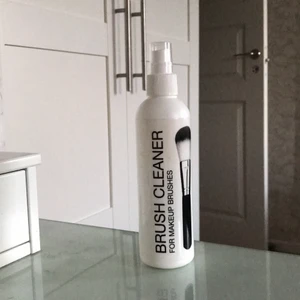 Brush cleaner - En sminkborsts rengöringsspray köpt på Kicks. Använd 7-8 ggr. Funkar genom att du sprayar sprayen på borsten istället för att använda tvål och vatten för att rengöra dem. Bättre för borstarna och miljön. Funkar verkligen helt perfekt! Bästa jag köpt typ 🤪
