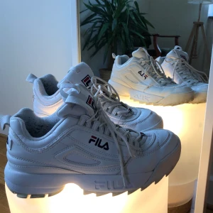 Vita skor, FILA - Vita skor från Fila specialimporterade från USA innan de fanns tillgängliga i Sverige. Knappt använda.  
