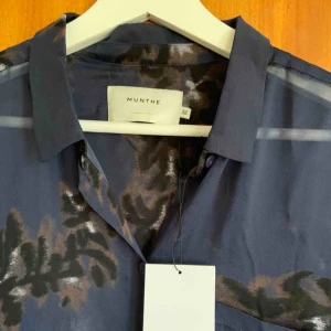  - Lång skjorta / blus. Pris kan alltid diskuteras. Kan mötas i Uppsala eller frakta. Hör av dig för fler bilder eller om du har frågor 🥰