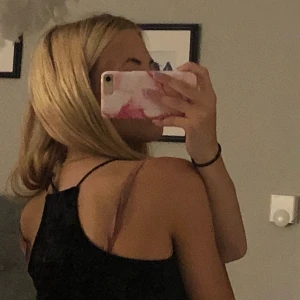 Svart topp - En svart tropp i fint skick, fri frakt! 