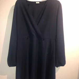 Blå Klänning  - Fin klänning, ingår ett band i midjan. Knappt använd 