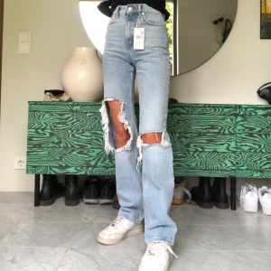 Mango jeans - Säljer de slutsålda mangojeansen, nya med lappen kvar. Första bilden är min med likadana jeans MEN i annan storlek. Sista bilden är jeansen jag säljer. Budgivning i kommenterarna, högsta bud: 850+63kr spårbar frakt, höj alltid med minst 20kr.  