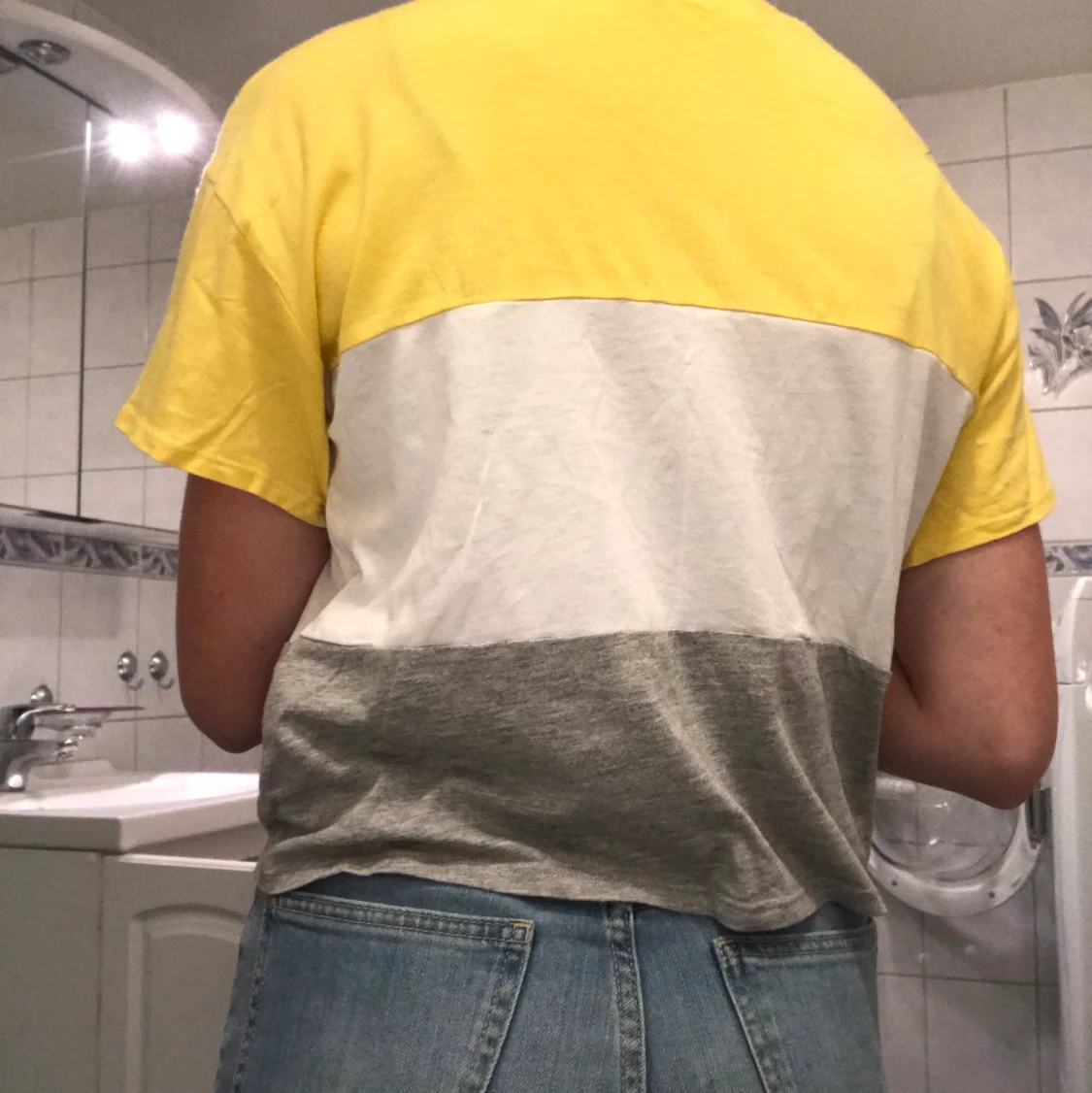 Gul/vit/grå t-shirt  - 90