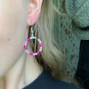 Örhängen med flera olika rosa pärlor 🌸💗