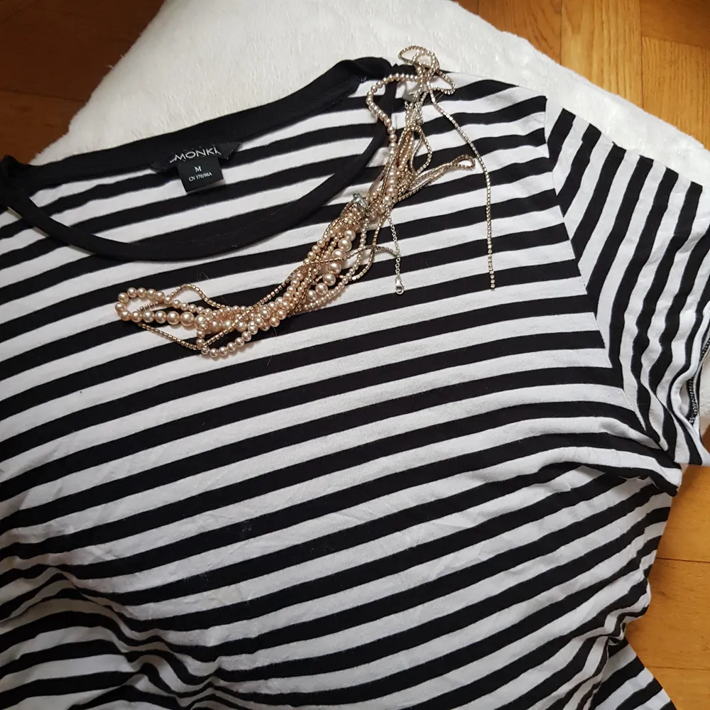 Din nya favorit i garderoben kanske? ⚡ En basic svart/vit randig T-shirt från Monki, st. M ⚡⚡ Kontakta om fler bilder önskas!. T-shirts.