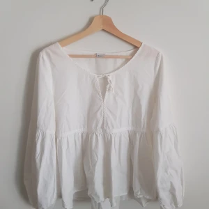 DRÖM blus - Här är ett av mina föredetta finaste plagg, min stil har förändrats och bör därför bli av med denna godingen 🥰❤ En vit blus med ballongärmar och rak passform, passar såväl till skolan som till festen eller mötet!!! 😍