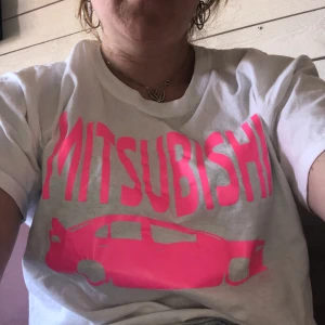 Mitsubitshi T-shirt  - Kollar om de finns intresse för min Mitsubitshi T-shirt . Bilen är en Mitsubitshi Lancer ! Älskar den !!! Så fin neonrosa på trycket! Magtopp så ja croppat den själv 💕🤩. 