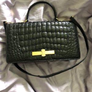 Vintage väska - Säljer en väska jag köpte på second hand förra året, lite sliten då den är second hand men den är stor och har bra med plats