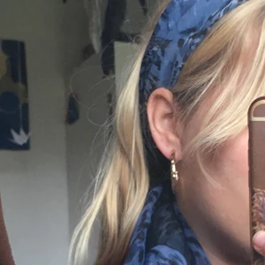 Blå sjal💙 - Jätte gullig blå sjal. Den kan vecklas ut och användas på många sätt. Säljer för att jag inte använder den längre. Köparen står för frakt 💙