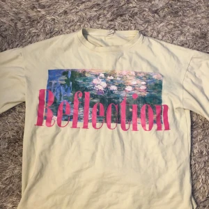 Ljus gul t-shirt med tryck  - Andvänt få gånger eftersom den är lite för stor för mig. Men den är rätt så söt ändå 