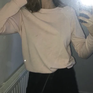 Collegetröja - Jättefin rosa collegetröja i storlek xs. Säljer pga att den är för liten. Köparen står för frakten (39kr) 💗