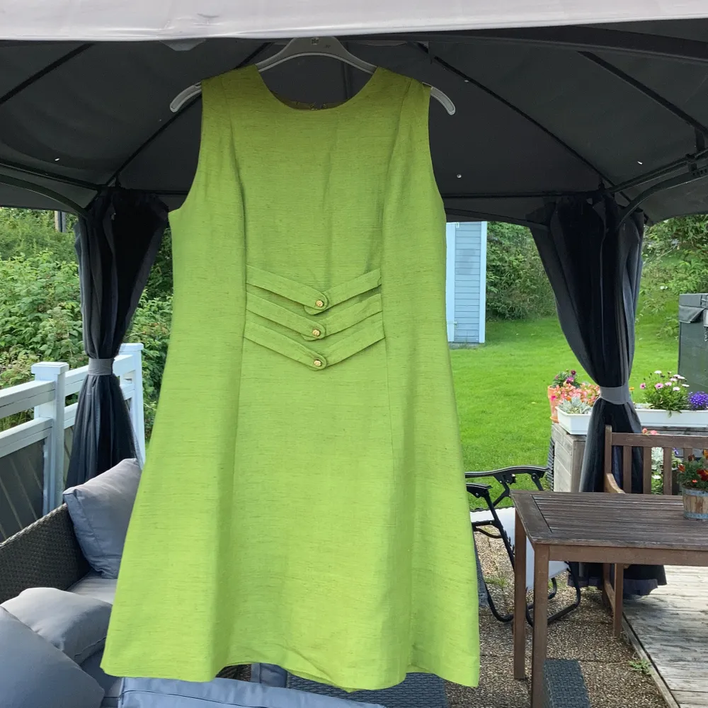 Mycket vacker grön klänning retro vintage i äkta siden, handvävt i Thailand. Made in Sweden. Äkta 60-tal. Passa på att bli ägare till denna ovanliga klänning!! Storlek 40. Frakt 80kr. . Klänningar.