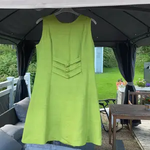 Mycket vacker grön klänning retro vintage i äkta siden, handvävt i Thailand. Made in Sweden. Äkta 60-tal. Passa på att bli ägare till denna ovanliga klänning!! Storlek 40. Frakt 80kr. 