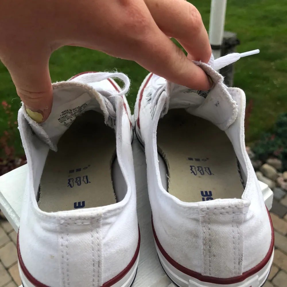 Ett par låga vita converse i storlek 39. Väl använda men har försökt tvätta och göra rent dem så mycket som möjligt! Säljer dem för 75kr + frakt, tar swish!. Skor.