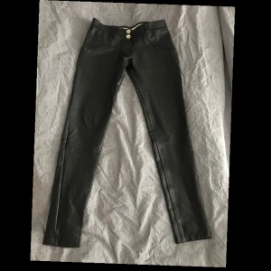Freddy pants - Oanvända Freddy byxor i skinnmaterial (ish). Det är den modellen som är kort i benen. Storlek XS/34. Köparen står för frakten. Tar emot swish. 