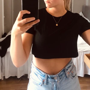 Croppad svart t-shirt - Säljer denna fina tröja som inte riktigt var min stil, i storlek Medium 💕💕💕