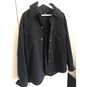 Monki classic shacket - Svart jacka från Monki                     Använd några ggr men precis som ny!Stl xs, oversized. Frakt tillkommer🌸