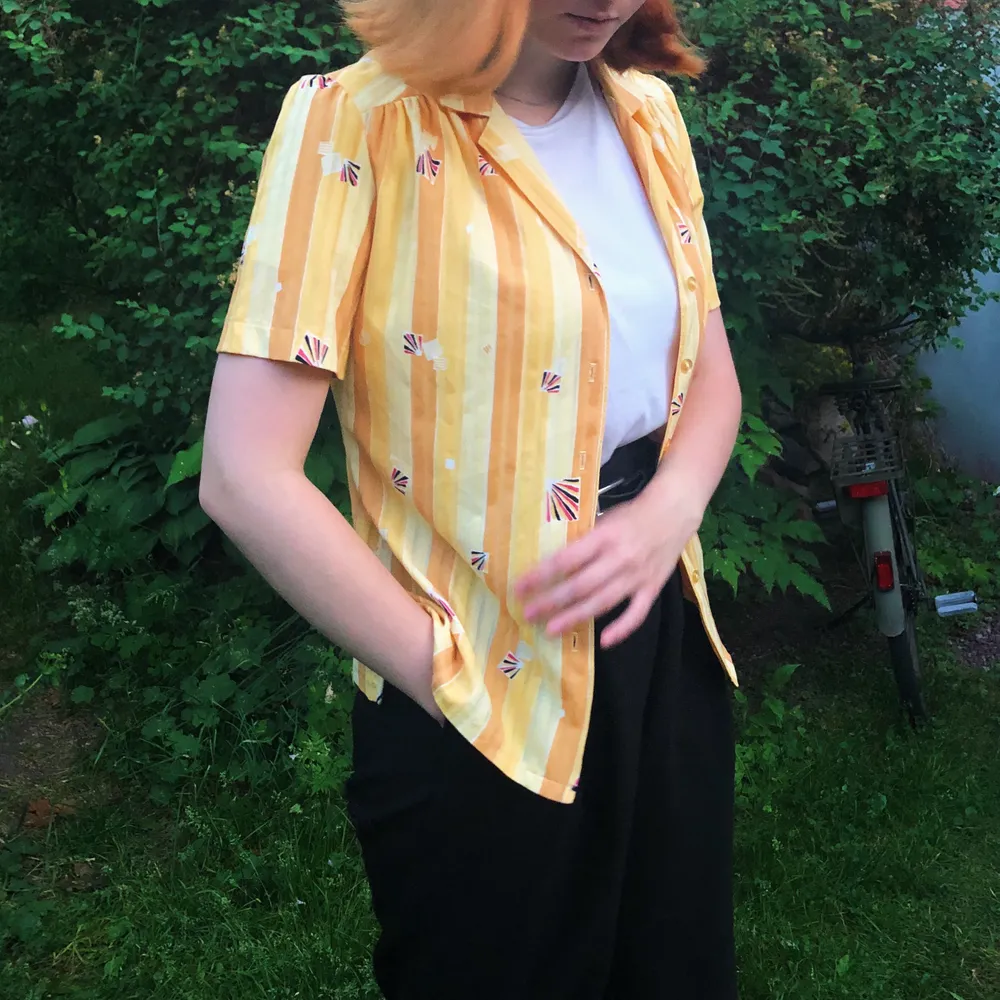 En gul orange skjorta! Ett slags sidentyg som sitter skönt på kroppen, och mig som är en M. Unik! 🌷 Kan fraktas. Betalning sker via Swish 🌷 . Skjortor.