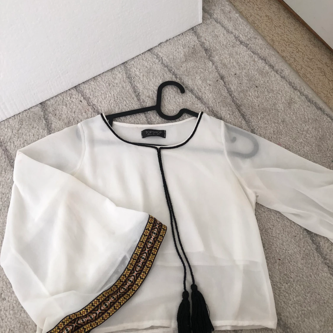 vit skjorta med fina detaljer på armarna