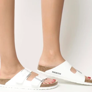 Birkenstock - Säljer för jag hellre vill köpa svarta, ångrade mig hehe🤓 Använda 2 gånger så dom e lite ”mörka” på undersidan & därav kan jag ej lämna tillbaka. Men ser helt nya ut annars & är ”stela” & nya! Skriv för fler bilder!💕