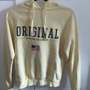 Hoodie från Gina! - Gul hoodie från Gina tricot! Tyget inuti är mysigt och skönt:)Den gula färgen är tyvärr inte lika stark som när jag köpte den men annars är den i bra skick. Pris går att diskutera!