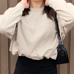 Oversized sweatshirt  - En beige oversized sweatshirt från h&m, använd några få gånger så i bra skick (lite nopprig på vissa ställen)🧚🏼‍♀️ köparen betalar frakt