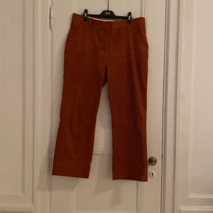 Arket brown corduroy pants - Love these pants! Sad they’re too big. Really good quality. Free delivery within Stockholm. Payment by swish.
