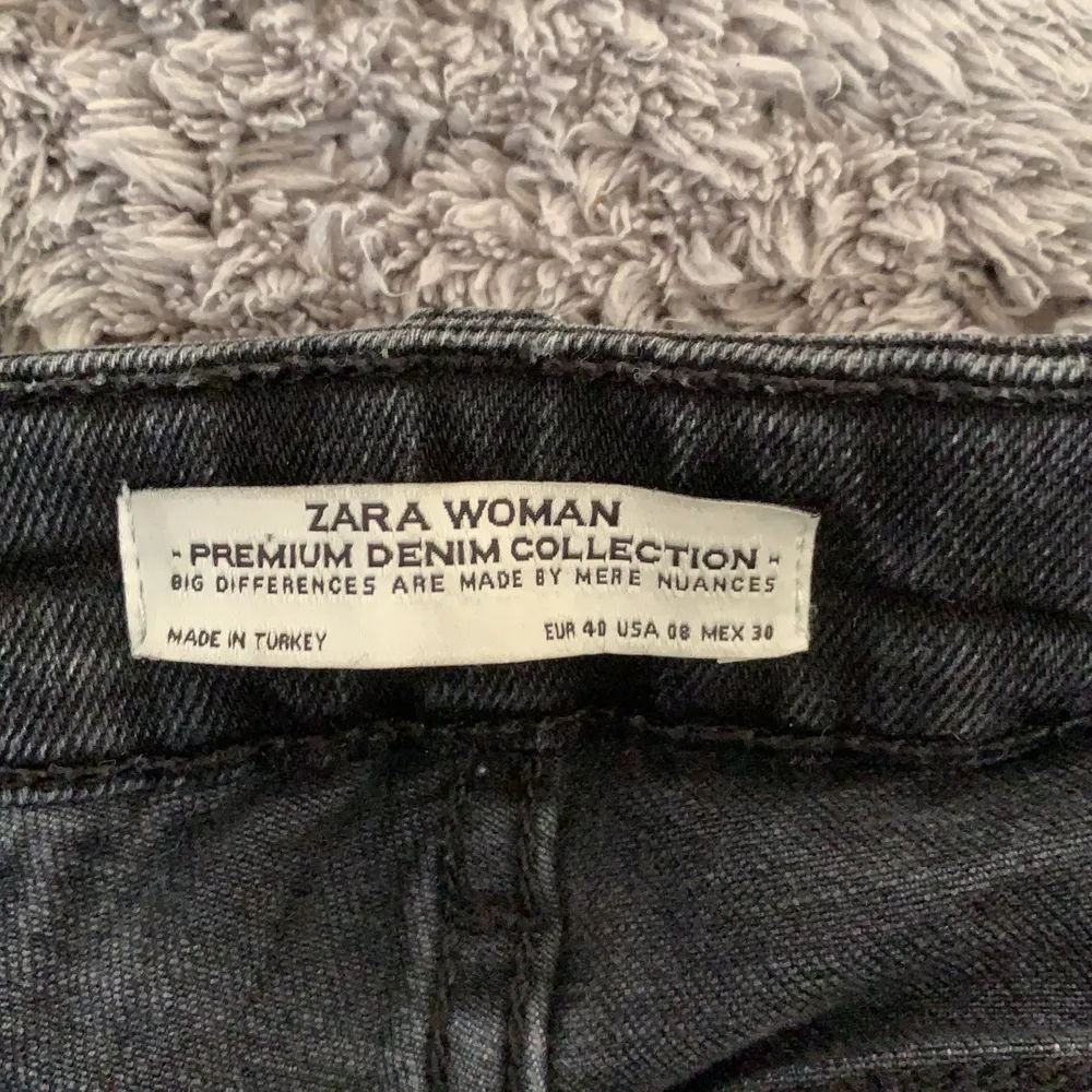 They are blacked jeans from Zara. They are ripped at the bottom and a little in the knees and pockets. They are regular waist and can me considered skinny . Jeans & Byxor.