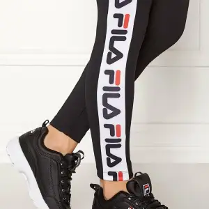 Snygga sneakers från FILA. Skorna är i en klassisk modell och har en normal passform. - Skinnimitation - EVA-dämpad mellansula - Vadderad krage - Alternativa ingångshål för snörning - Förstärkt tåparti Sulans höjd ca 4 cm. 800 kr eller bud från 500