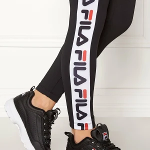 FILADisruptor Low Black - Snygga sneakers från FILA. Skorna är i en klassisk modell och har en normal passform. - Skinnimitation - EVA-dämpad mellansula - Vadderad krage - Alternativa ingångshål för snörning - Förstärkt tåparti Sulans höjd ca 4 cm. 800 kr eller bud från 500