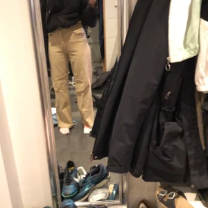 Manchesterbyxor från Zara - Ett par manchesterbyxor från Zara som knappt är använda. Frakt tillkommer