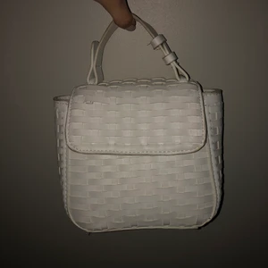 Väska från Zara - EJ TILLGÄNGLIG JUST NU Vit flätad väska från Zara, tillhörande axelband skickas med. Handtag upptill. Stängs med en magnet. Använd 1 gång. Frakt betalas av köparen. Betalning sker via swish. Inga returer. Kan skickas samma dag. 